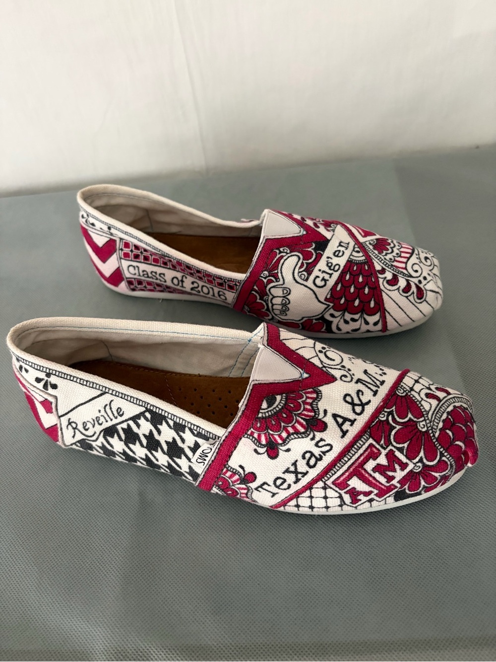 TOMS Women’s size  9 Texas A&M Aggies Gig Em Slip On Shoes (B200)